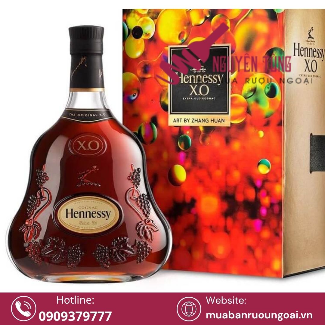Giá rượu Hennessy ở Việt Nam và Pháp có sự chênh lệch rõ rệt, không chỉ vì khoảng cách địa lý mà còn do các yếu tố liên quan đến thuế quan, logistics, thị trường tiêu dùng và chính sách phân phối.