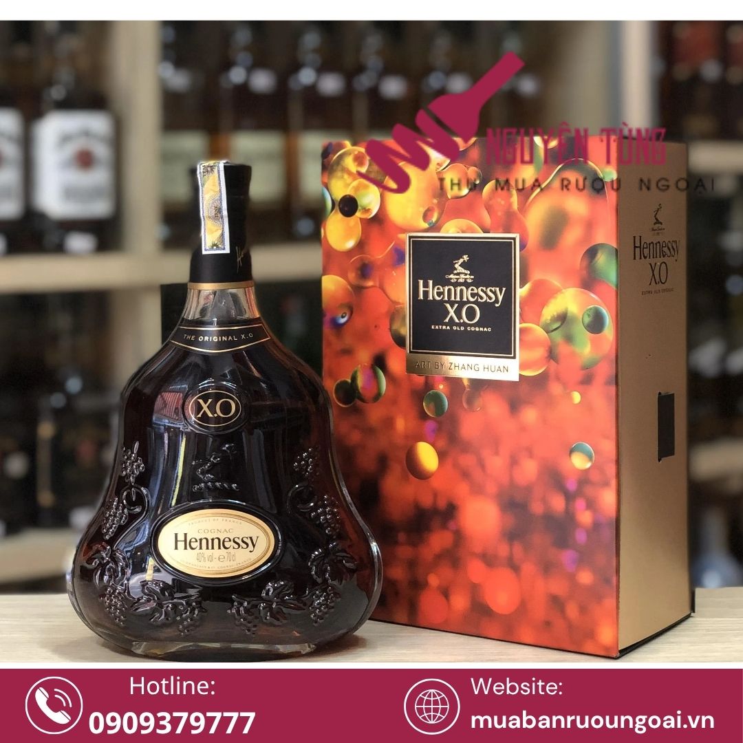 Để tránh mua nhầm hàng giả, bạn nên trang bị cho mình kiến thức về mẫu mã, tem mác, cảm quan rượu và đặc biệt là luôn chọn mua tại nơi uy tín như NGUYÊN TÙNG.