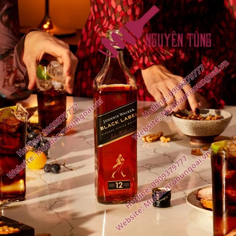 Rượu Johnnie Walker Black Label là một trong những dòng whisky nổi tiếng và lâu đời nhất của thương hiệu Johnnie Walker, biểu tượng cho sự đẳng cấp