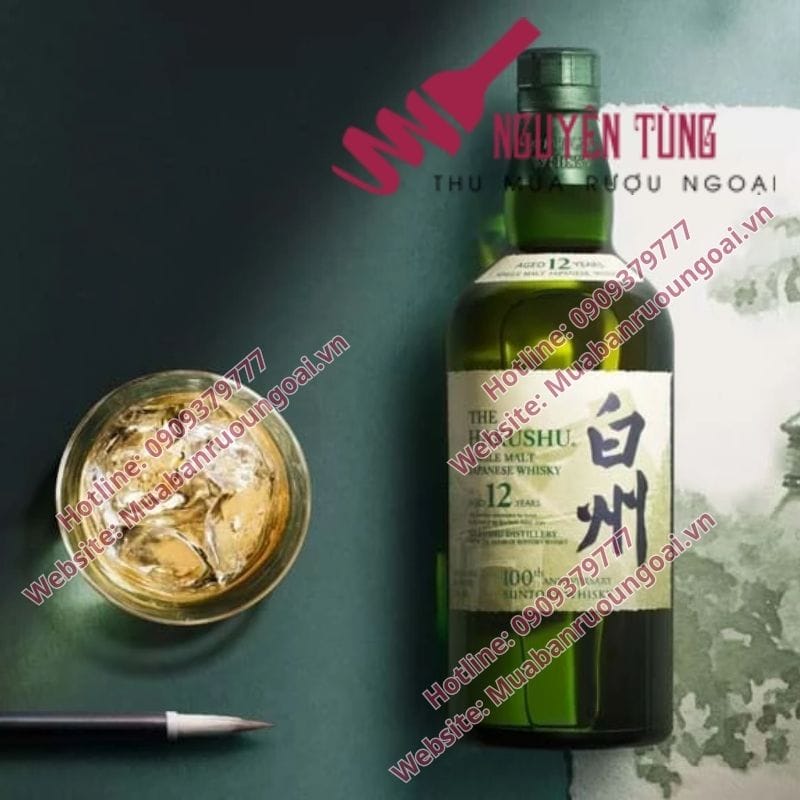 Hakushu 12 năm được xem là lựa chọn hoàn hảo cho người yêu whisky nhẹ, mát và tinh tế, khác biệt hoàn toàn so với dòng Yamazaki đậm vị sherry.