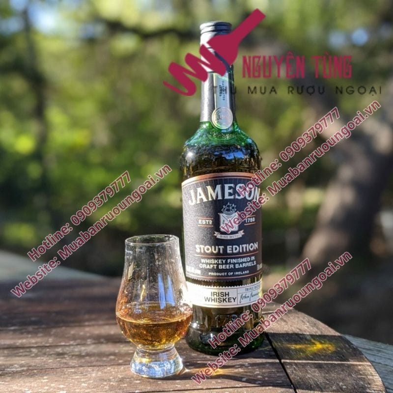 Dòng Jameson 18 năm được pha trộn từ những thùng rượu ủ ít nhất 18 năm, sau đó ủ thêm trong thùng gỗ sồi mới để hoàn thiện.