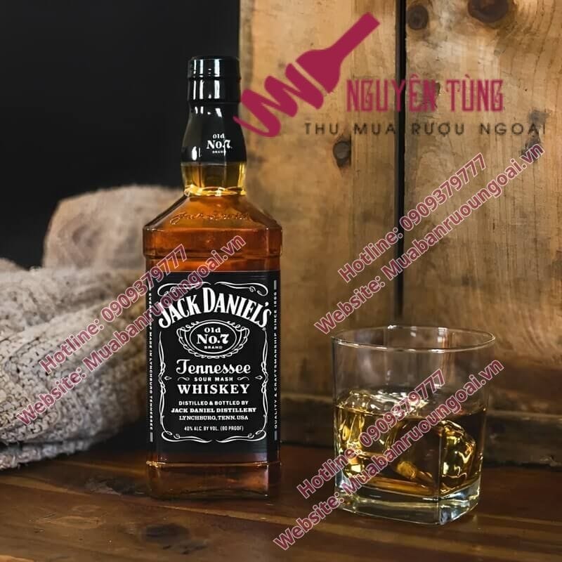 Điều làm nên sự khác biệt của Jack Daniel’s chính là quy trình lọc qua than gỗ thích (charcoal mellowing) – một kỹ thuật độc quyền gọi là Lincoln County Process.