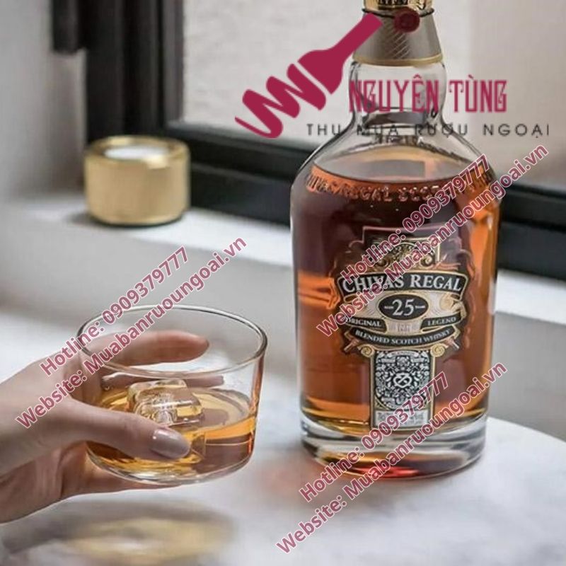 Chivas Regal 25 Years Old là dòng whisky đỉnh cao trong bộ sưu tập Chivas Regal – tượng trưng cho thời gian, nghệ thuật và thành công.
